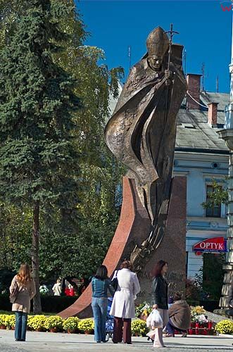Pomnik Jana Pawła II przed ratuszem w Nowym Sączu